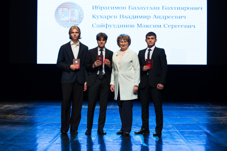 Торжественная церемония вручения выпускникам 11-х классов муниципальных бюджетных общеобразовательных учреждений города аттестатов о среднем общем образовании с отличием, медалей «За особые успехи в учении».
